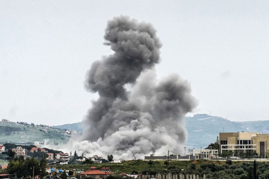 4月26日、レバノン・ナバティエ州のナバティエ・アル・ファウカ村で、イスラエル軍の空爆後に煙が立ち上っている。AFP＝聯合ニュース