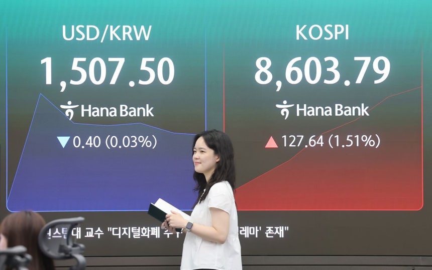KOSPIが上昇で出発し取引時間中に8600を超えた1日、ソウルのハナ銀行ディーリングルームで従業員が業務を行っている。［写真 聯合ニュース］