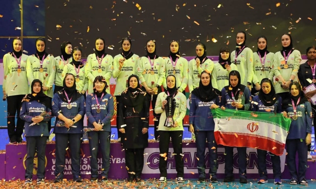 昨年10月、中央アジア女子バレーボール選手権で優勝したイラン代表チームと李度熙（イ・ドヒ）監督（前列左から3人目）。李監督はその後、イランを脱出することになったが、タイで選手団と対面した。 ［写真 イ・ドヒ］
