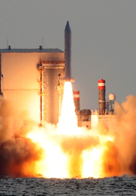 2023年12月、国防科学研究所（ADD）が開発中の韓国型固体燃料ロケットの試験打ち上げが済州道西帰浦市（チェジュド・ソグィポシ）の南方海上で行われている。固体燃料の第1・第3段と液体燃料の第4段で構成されている。［写真 ニュース1］
