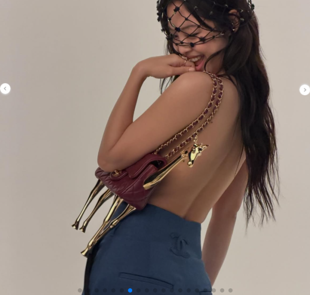 BLACKPINK（ブラックピンク）のジェニーは5月31日、自身のSNSアカウントに「＠dazedkorea と ＠chanelofficial」というコメントとともに複数の写真を投稿し、名実ともにファッションアイコンとしての存在感を改めて証明した。［写真 ジェニーのSNS］