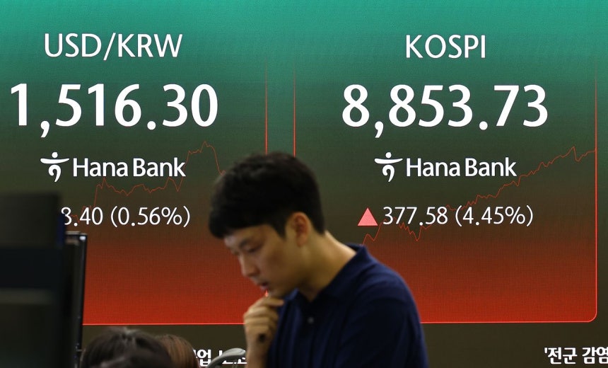 KOSPI（韓国総合株価指数）が取引時間中に8800ポイントを突破した1日、ソウル市中区（チュング）のハナ銀行本店ディーリングルームの電光掲示板にKOSPI指数が表示されている。キム・ジョンホ記者