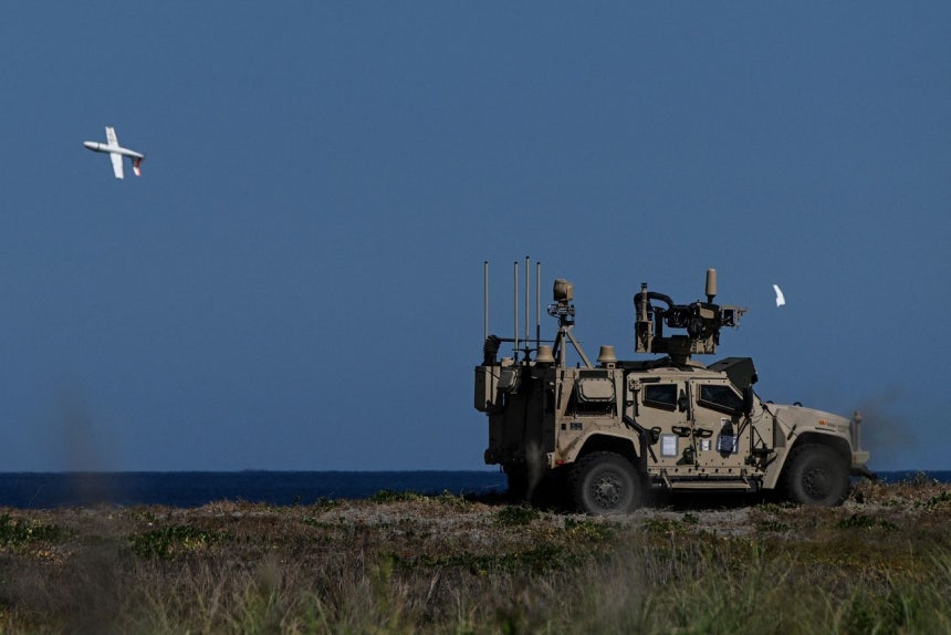 米海兵隊の統合対空防衛システム「MADIS」が先月28日、フィリピンのサンバレス州サンアントニオの海軍基地で実施された米国・フィリピン年次合同演習「バリカタン」でドローンを迎撃している。［ロイター＝聯合ニュース］