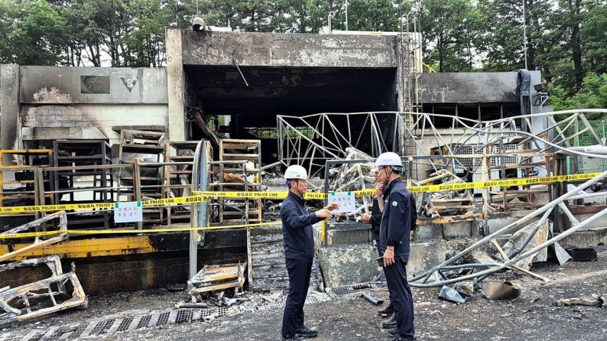 金栄訓（キム・ヨンフン）雇用労働部長官（左）が1日、爆発事故が発生した大田市儒城区外三洞（テジョンシ・ユソング・ウェサムドン）のハンファエアロスペース大田事業場を訪れ、現場を視察している。［聯合ニュース］