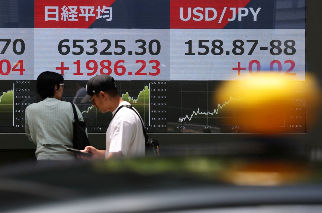 5月25日、東京の証券会社のモニターに日経平均と為替相場が表示されている。［写真 ロイター＝聯合ニュース］