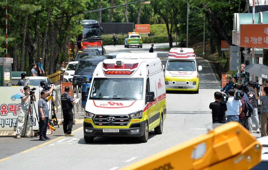 1日午後、大田儒城区のハンファエアロスペース大田事業場で発生した爆発事故で7人の死傷者が発生した中、犠牲者を乗せた救急車が正門を出ている。 キム・ソンテ客員記者