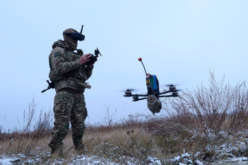 FPVドローンを操縦するウクライナ軍 ［写真 ミリタルニ］