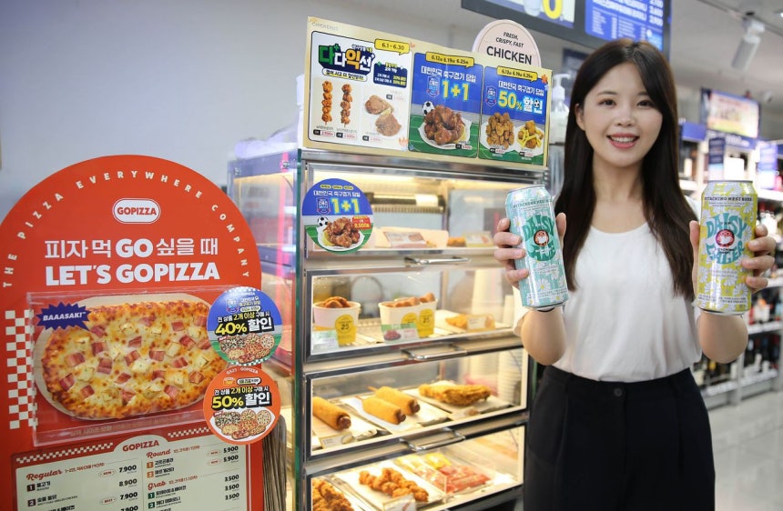 韓国の流通業界で「ワールドカップマーケティング」が激しさを増している。コンビニエンスストアGS25の割引キャンペーン。［GS25］