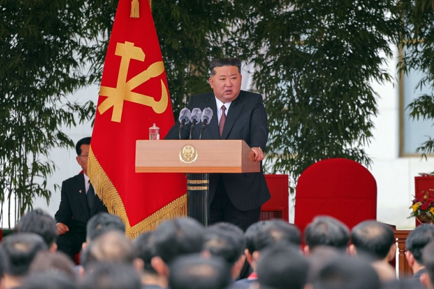 1日、創立80周年を迎えた朝鮮労働党中央幹部学校を祝賀訪問して演説する金正恩（キム・ジョンウン）国務委員長 ［労働新聞＝ニュース1］
