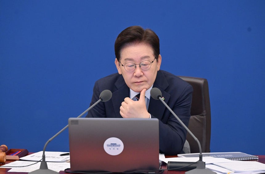 李在明大統領が2日に開かれた閣議兼非常経済点検会議で資料を見ている。［写真 青瓦台写真記者団］