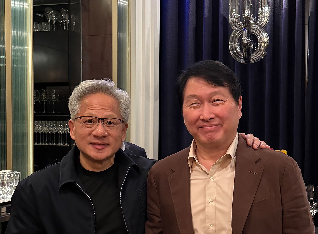 SKグループの崔泰源（チェ・テウォン）会長（右）が1日（現地時間）、台湾台北でエヌビディアのジェンスン・フアン最高経営責任者と会い、人工知能（AI）メモリー協力について話し合った。 ［SKハイニックスSNS キャプチャー］