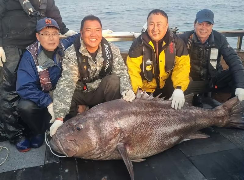   全長164センチ・重さ77キロのオオクチイシナギと記念撮影する一行。［写真 医療専門チャンネル・オンドクターTV］