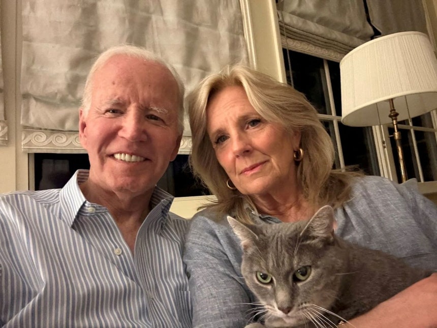 昨年5月、ジョー・バイデン前米国大統領（左）がX（旧ツイッター）に、妻のジル夫人と一緒に撮った写真を投稿した。［写真 ジョー・バイデン氏のX キャプチャー］