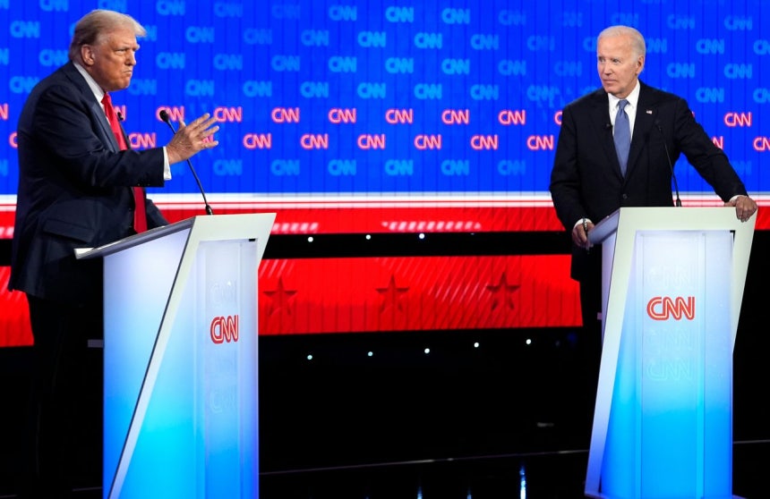 2024年6月27日、米国アトランタでCNN主催により開かれた大統領選候補討論会で、当時共和党候補だったドナルド・トランプ米国大統領（左）と民主党候補だったジョー・バイデン前大統領が討論している。AP＝聯合ニュース