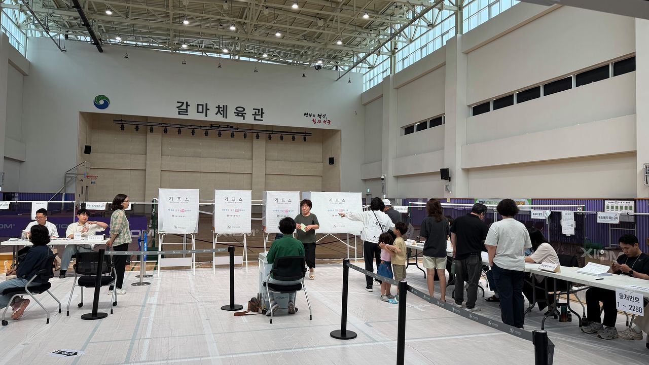 第9回全国同時地方選挙の本投票日である3日午前、大田西区葛馬二洞（テジョン・ソグ・カルマイドン）第5投票所が用意された葛馬コミュニティセンター3階体育館で市民が投票をしている。シン・ジンホ記者