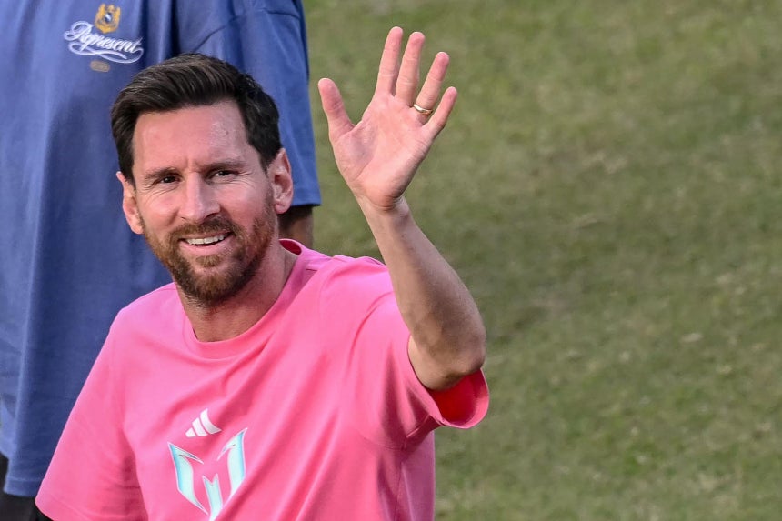 アルゼンチンのサッカー界のスター、リオネル・メッシが昨年12月15日（現地時間）、インド・ニューデリーのアルン・ジャイトリー・スタジアムで開かれた「GOATツアー」のイベントに出席し、ファンにあいさつしている。 ［AFP＝聯合ニュース］