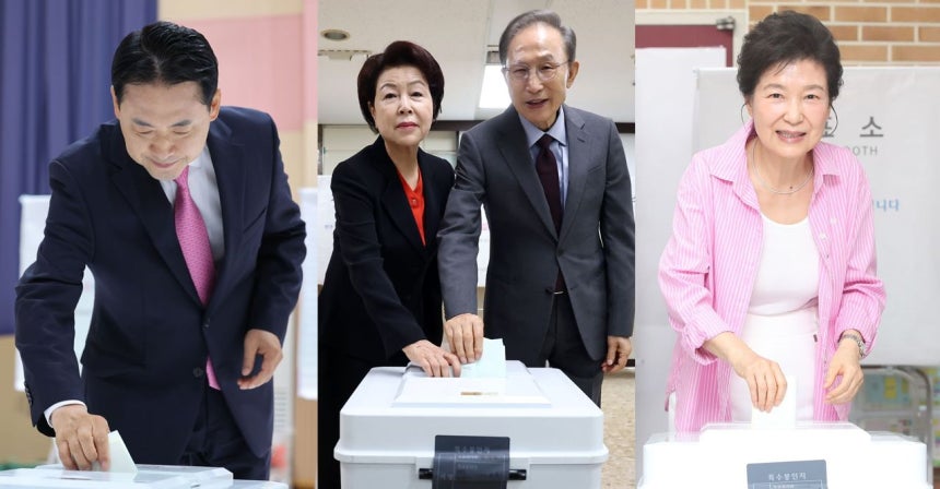 野党「国民の力」の張東赫（チャン・ドンヒョク）代表（左）と李明博（イ・ミョンバク）・朴槿恵（パク・クネ）元大統領ら与党主要人物が、6・3地方選挙当日の3日午前、早くから本投票に臨んだ。ニュース1・聯合ニュース