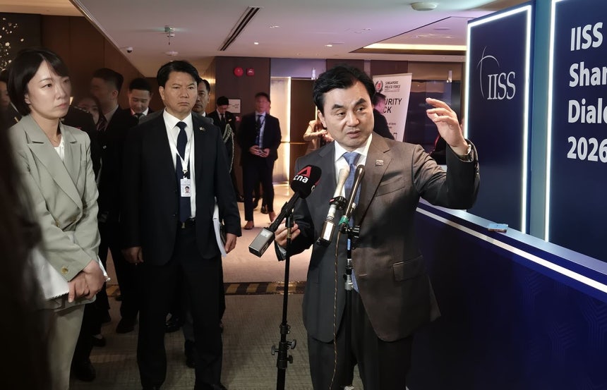 先月31日（現地時間）、アジア安全保障会議が開催されたシンガポールのシャングリラホテルで取材陣に懸案について説明する安圭佰（アン・ギュベク）国防部長官 ［聯合ニュース］