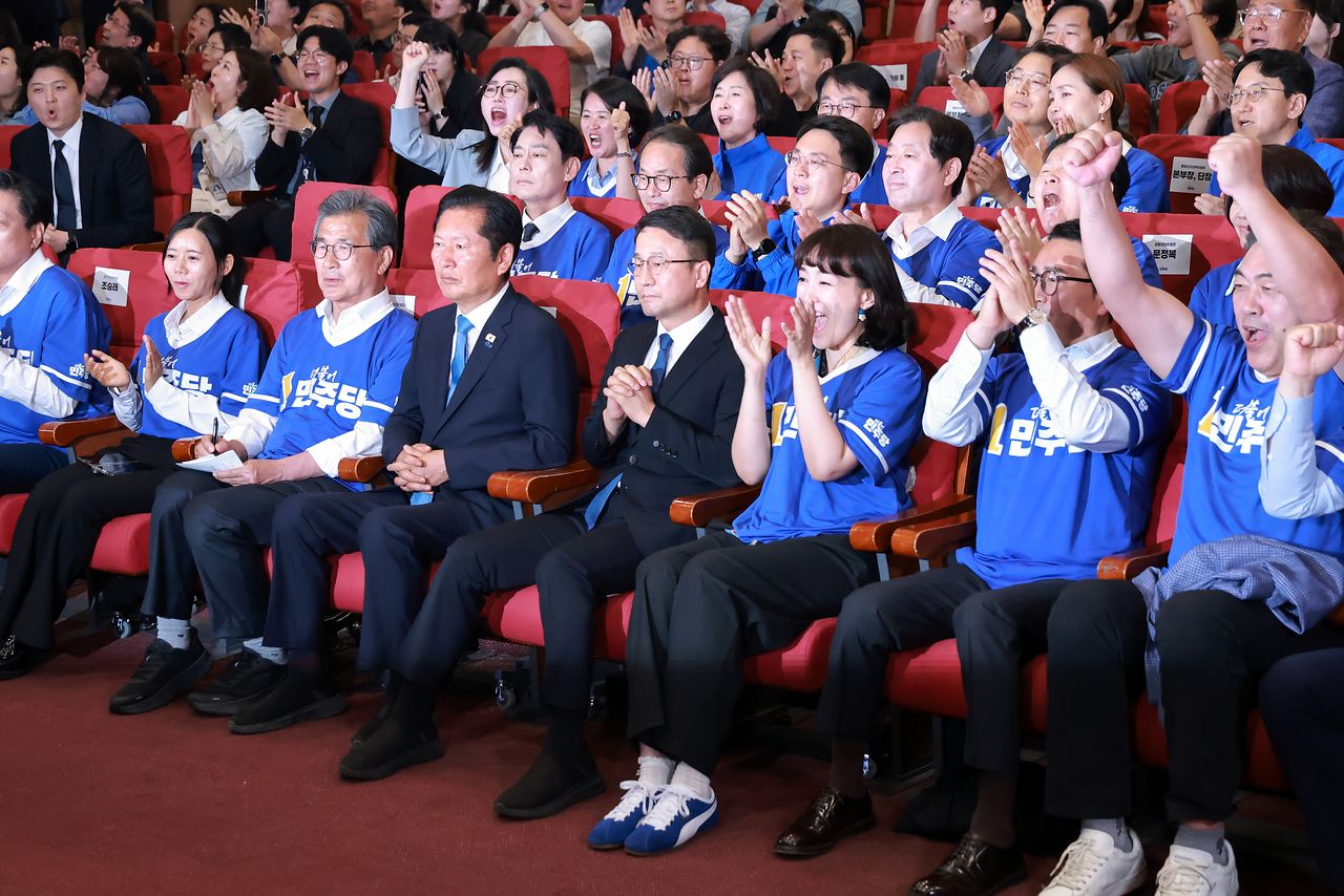 共に民主党の鄭清来（チョン・チョンレ）総括常任選挙対策委員長と韓秉道（ハン・ビョンド）共同常任選挙対策委員長、李始鍾（イ・シジョン）共同常任選挙対策委員長が3日、国会議員会館に設けられた第9回全国同時地方選挙・国会議員再補欠選挙開票状況室で出口調査の結果を見守っている。イム・ヒョンドン記者。