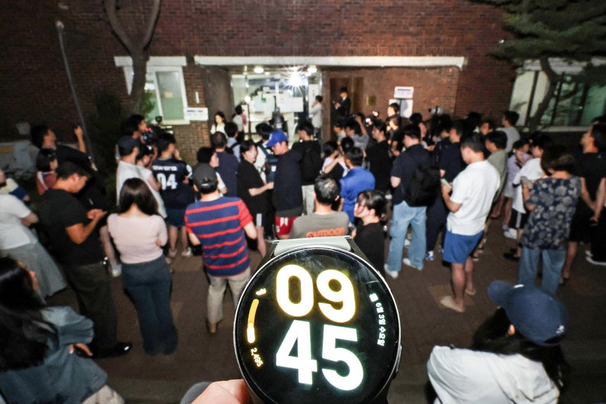 3日、投票用紙不足事態が発生し、午後10時まで延長して投票が行われたソウル市松坡区（ソンパグ）蚕室7洞（チャムシルチルドン）第2投票所前に市民が集まっている。聯合ニュース