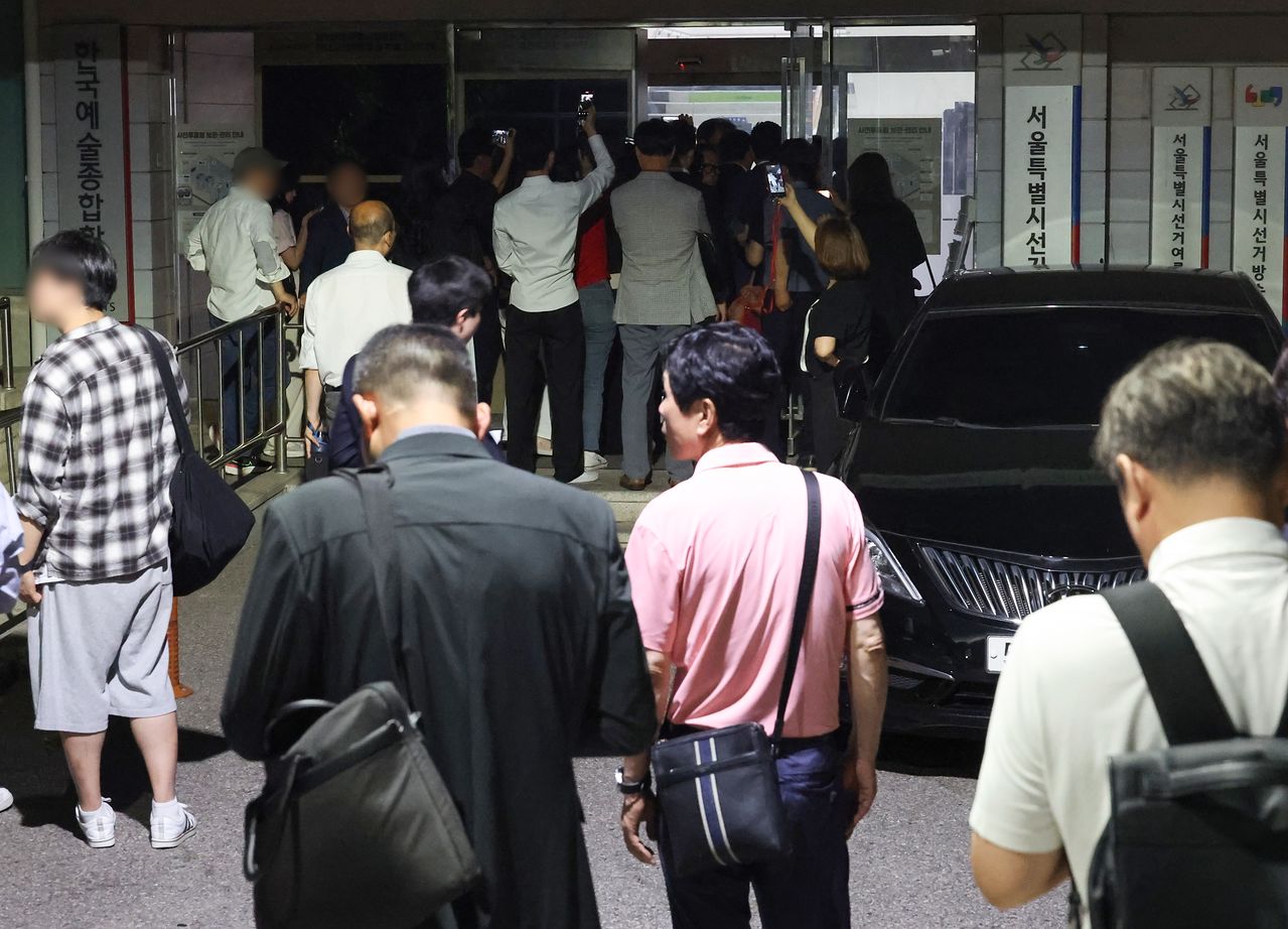 3日、ソウル鍾路区（チョンノグ）ソウル市選管委の前に集まった市民が、投票用紙不足事態に関連して開票中止および選挙無効を主張しながら抗議している。 ［聯合ニュース］