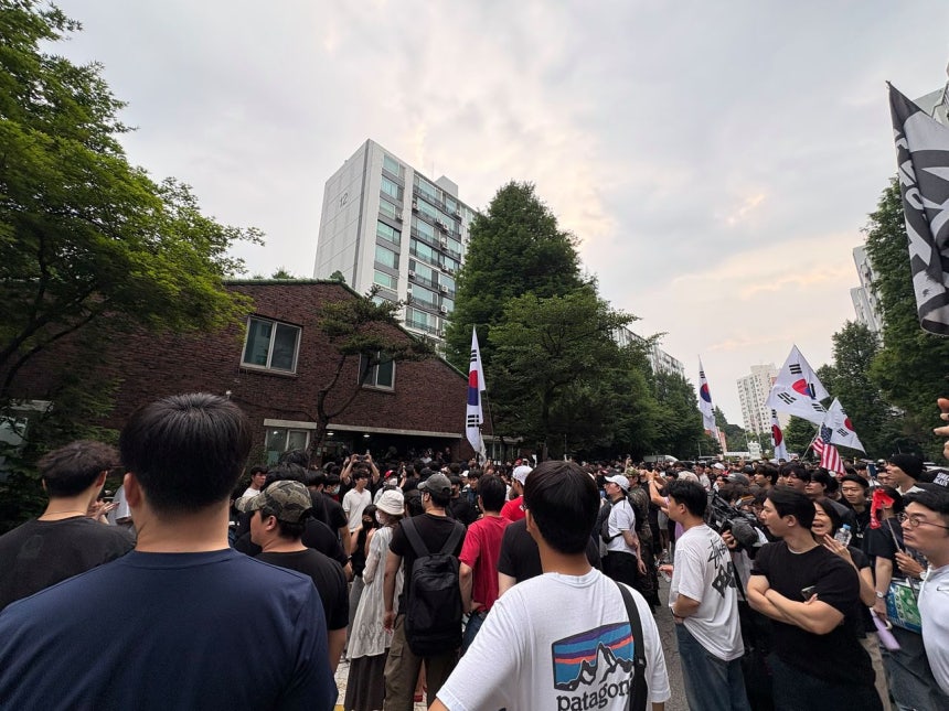 4日午前6時、ソウル松坡区蚕室（チャムシル）7洞投票所の前で投票箱の搬出をめぐり市民と選管委の職員が8時間ほど対峙している。 キム・イェジョン記者