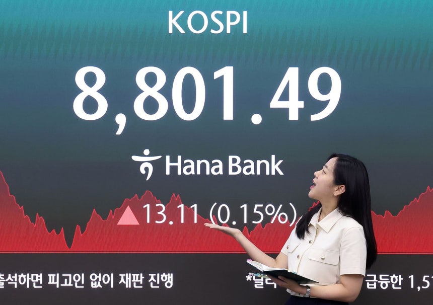 KOSPIが8800を超え過去最高値を更新した2日、ソウルのハナ銀行本店ディーリングルームのモニターに終値が表示されている。［写真 ニュース1］