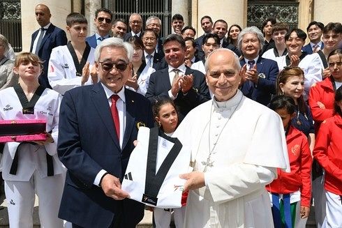 3日（現地時間）、テコンドー名誉10段の段証を受け取ったローマ教皇レオ14世。［バチカン・メディア＝聯合ニュース］