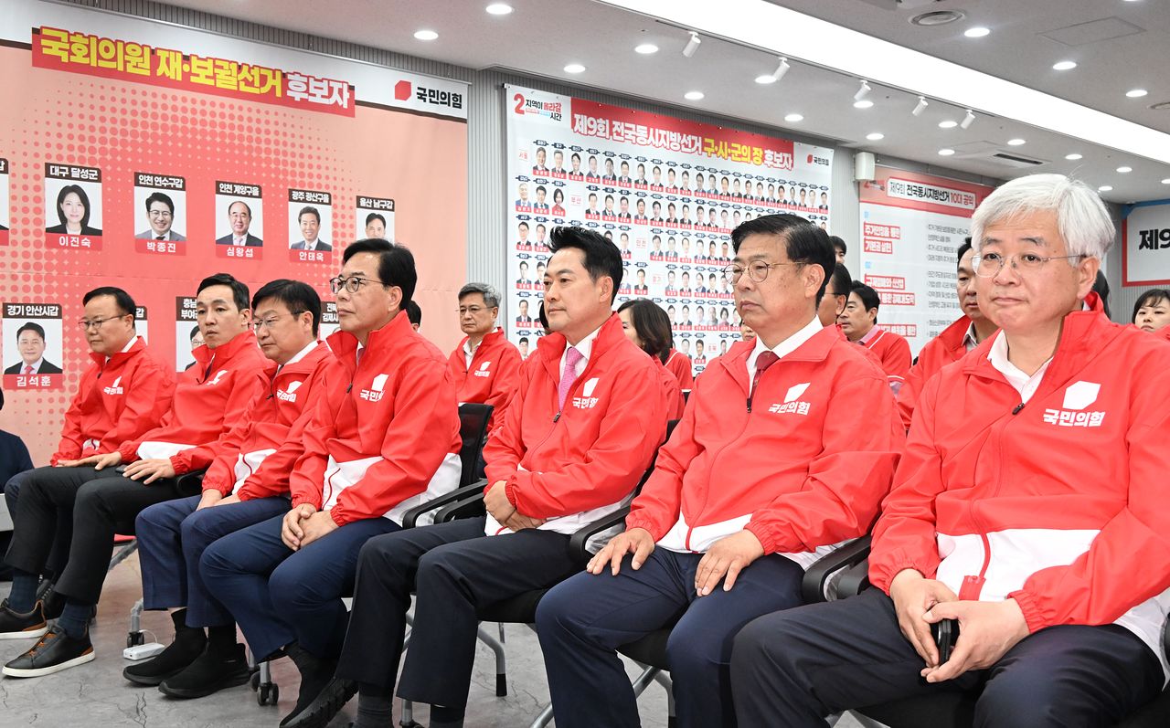 張東赫（チャン・ドンヒョク）常任選挙対策委員長や宋彦錫（ソン・オンソク）共同選挙対策委員長ら野党「国民の力」選対幹部が3日、汝矣島（ヨイド）の党本部に設けられた同党の開票状況室で、第9回全国同時地方選挙および6・3国会議員再補欠選挙の放送各社の出口調査結果を見ている。国会写真記者団