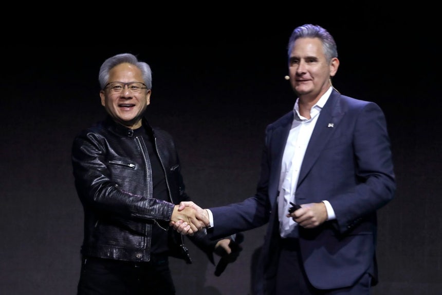  エヌビディアのジェンスン・フアンCEO（左）が台北で開かれたコンピューテックス2026でマーベルのマット・マーフィーCEOと握手している。［写真 AP＝聯合ニュース］