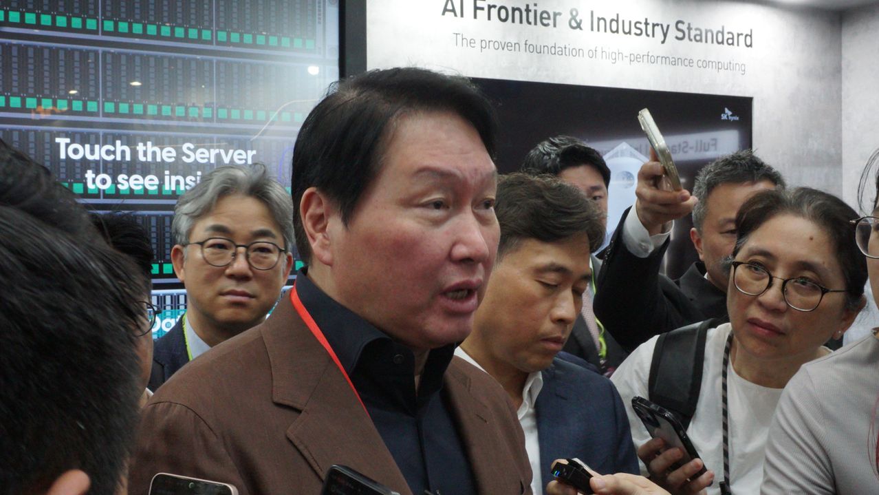 SKグループの崔泰源会長が台北で行われた「コンピューテックス2026」のSKハイニックスブースを視察した後に取材陣とインタビューしている。［写真 ニュース1］