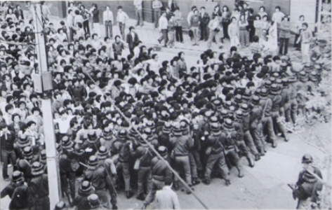1980年5月の光州（クァンジュ）民主化抗争当時、デモを行い警察と衝突する光州市民たち。［聯合ニュース］