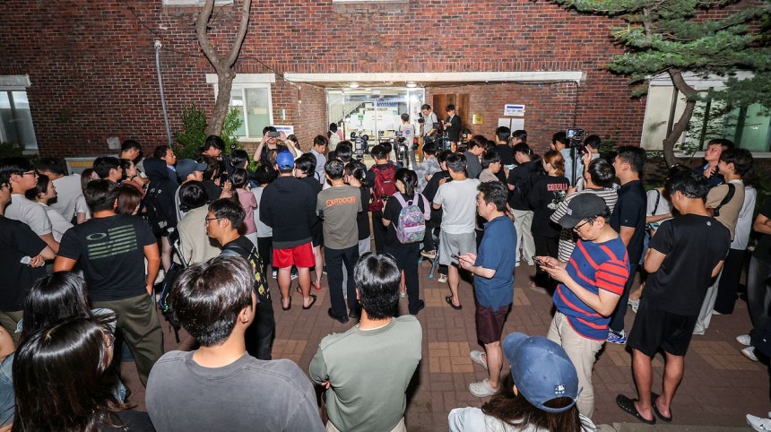 第9回全国同時地方選挙日の3日、投票用紙不足事態で投票時間が午後10時まで延長されたソウル松坡区蚕室（チャムシル）7洞第2投票所の前に取材陣と有権者が集まっている。 ［ニュース1］