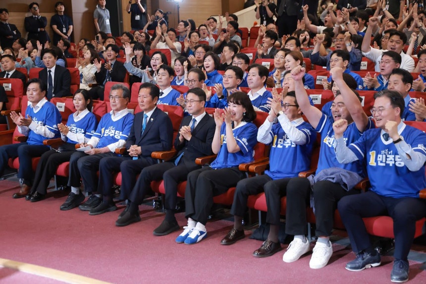 共に民主党の鄭清来（チョン・チョンレ）総括常任選挙対策委員長と韓秉道（ハン・ビョンド）共同常任選対委員長が3日、国会議員会館に設置された第9回全国同時地方選挙・国会議員再補欠選挙の開票状況室で出口調査の結果を見ている。 イム・ヒョンドン記者