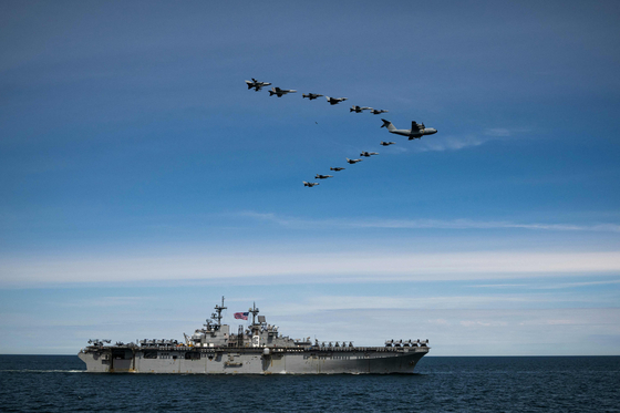 2022年6月、北欧バルト海で実施された北大西洋条約機構（NATO）合同軍事演習で、編隊を組んだNATO戦闘機が米海軍の強襲揚陸艦上空を飛行している。AFP＝聯合ニュース