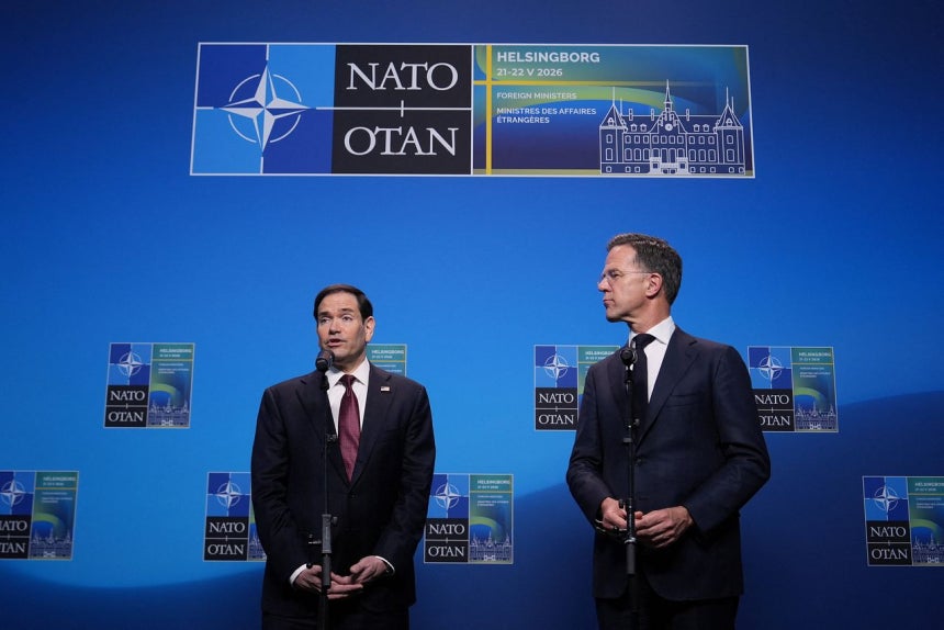マルコ・ルビオ米国務長官（左）とマルク・ルッテNATO（北大西洋条約機構）事務総長が5月22日（現地時間）、スウェーデン・ヘルシンボリで開かれたNATO外相会議で共同発言を行っている。ロイター＝聯合ニュース