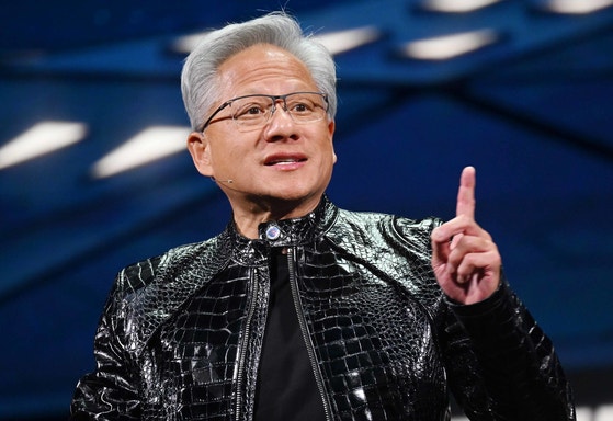 1月、米ラスベガスで開催された「CES2026」で特別演説をするエヌビディアのジェンスン・フアン最高経営責任者（CEO） ［ニュース1］