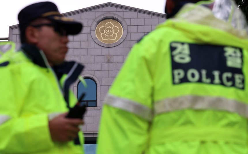 警察部隊が4日午後、第9回全国同時地方選挙の投票用紙不足事態を糾弾する集会が開かれた京畿道果川市（キョンギド・クァチョンシ）の中央選挙管理委員会周辺を統制している。ニュース1