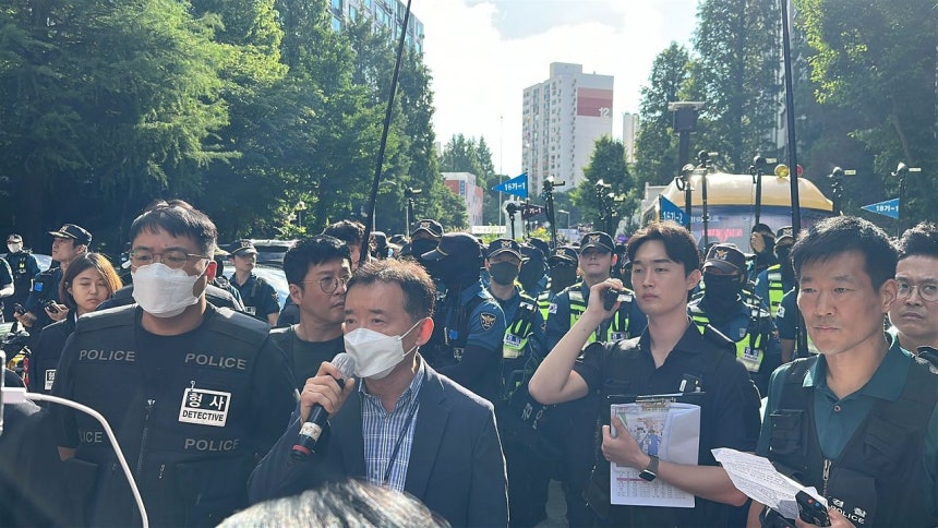 5日、ソウルにある蚕室7洞（チャムシルチルドン）第2投票所に警察機動隊が投入されている。ハン・チャンウ記者