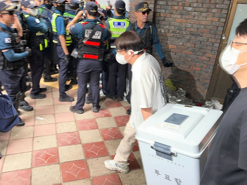 5日午前8時55分ごろ、警察が蚕室7洞（チャムシルチルドン）第2投票所から投票箱を搬出している。ハン・チャンウ記者