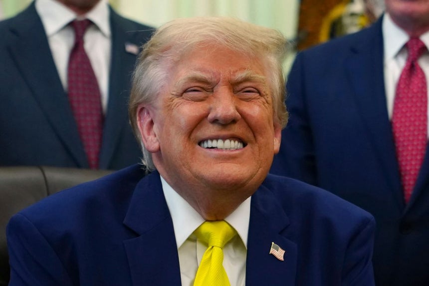 ドナルド・トランプ米大統領が4日（現地時間）、ホワイトハウスで行われた石炭産業支援政策発表の途中で笑顔を見せている。AP＝聯合ニュース
