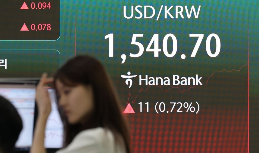 5日、ソウル中区のハナ銀行ディーリングルームの電光掲示板に為替レートが1ドル＝1540．70ウォンと表示されている。 ［ニュース1］