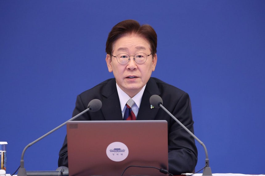 李在明（イ・ジェミョン）大統領が4日、青瓦台で開かれた首席・補佐官会議で冒頭発言をしている。 青瓦台写真記者団