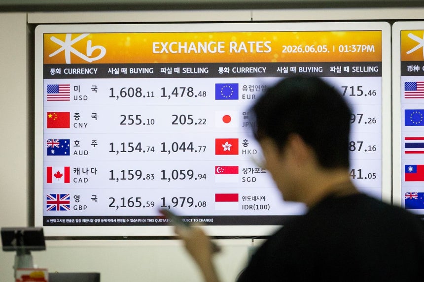 5日午後、仁川（インチョン）国際空港第1旅客ターミナル出発ロビーの銀行両替所で各国通貨の為替レートが表示されている。 チェ・ヨンジェ記者
