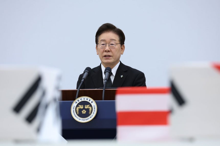 李在明（イ・ジェミョン）大統領が5日、京畿道城南（ソンナム）ソウル空港で開かれた韓米6・25戦死者遺骨相互奉還式で追悼の辞を述べている。 青瓦台写真記者団