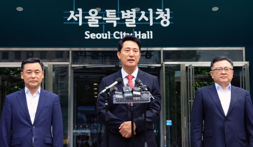 呉世勲ソウル市長が4日にソウル市庁で市民に感謝の言葉を伝えている。［写真 ニュース1］