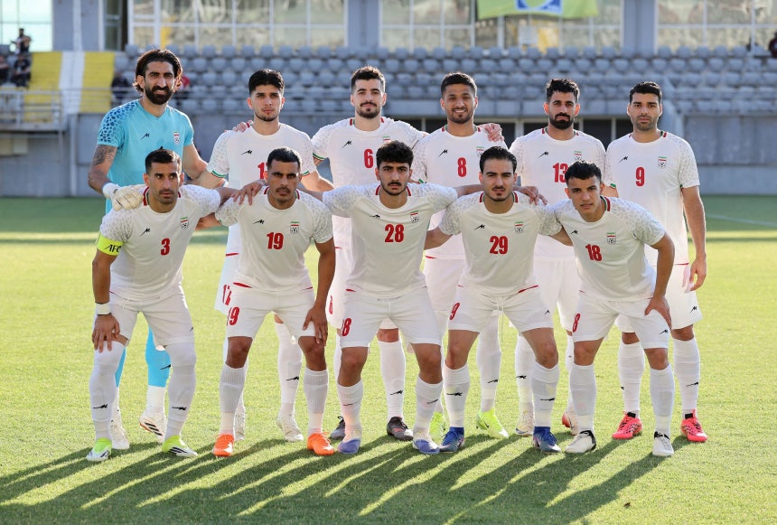 イラン代表チームの選手らが先月29日にトルコで行われたガンビアとの親善試合を控え写真を撮影している。［写真 ロイター＝聯合ニュース］