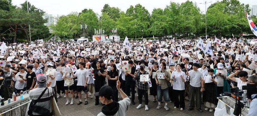 7日、ソウル市松坡区（ソンパグ）のオリンピック公園ハンドボール競技場前に集まった市民らが再選挙を求める声を上げている。この日、オリンピック公園内の推定滞在人口は約2万5000人で、その大半が20代と30代だった。ウ・サンジョ記者