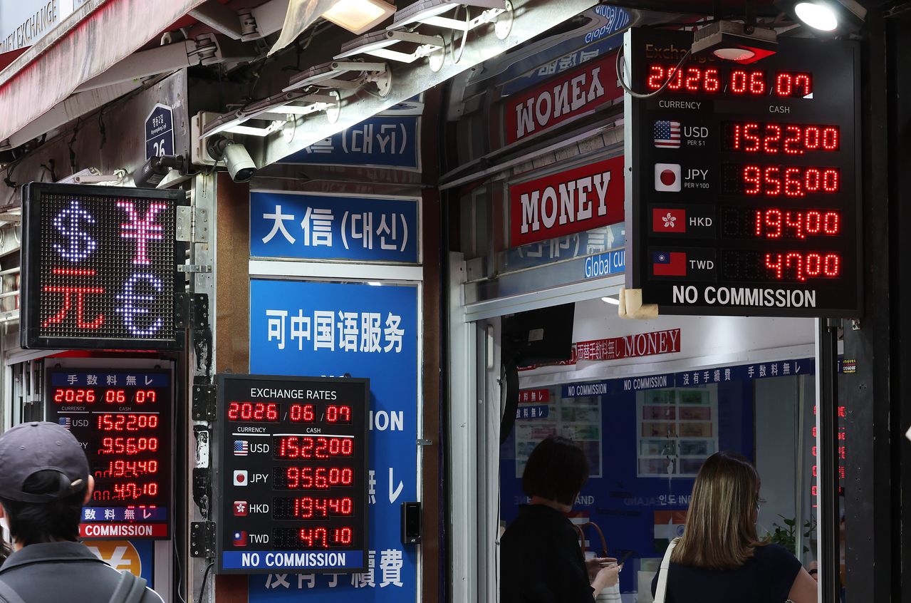 7日、ソウルの明洞一帯にある両替所で外国人が両替している。［写真 聯合ニュース］