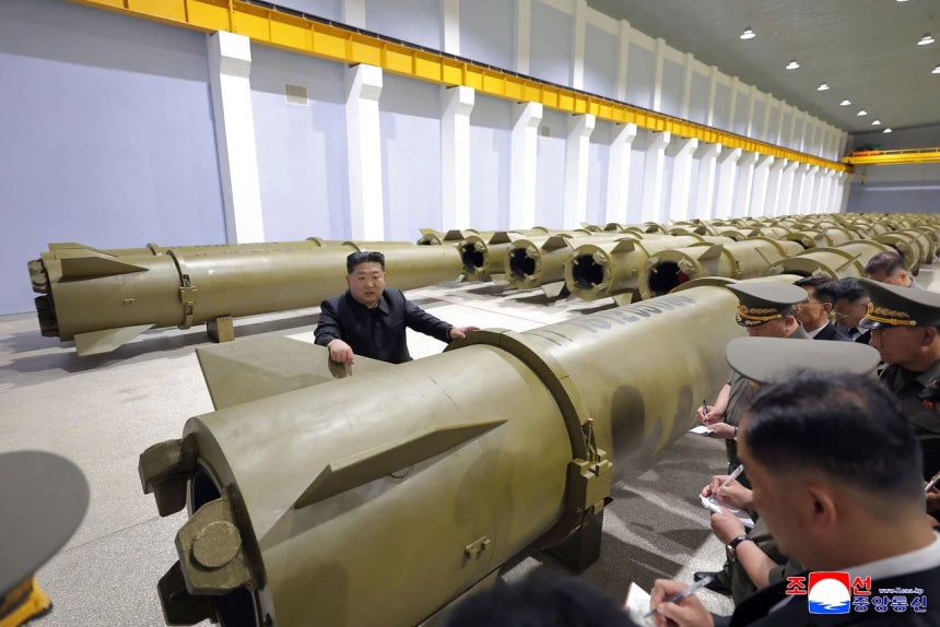 北朝鮮の金正恩国務委員長が6日、「北朝鮮版イスカンデル」と呼ばれる「KN－23」ミサイルと推定される胴体が並んでいる格納庫で指示している。 ［朝鮮中央通信＝聯合ニュース］］